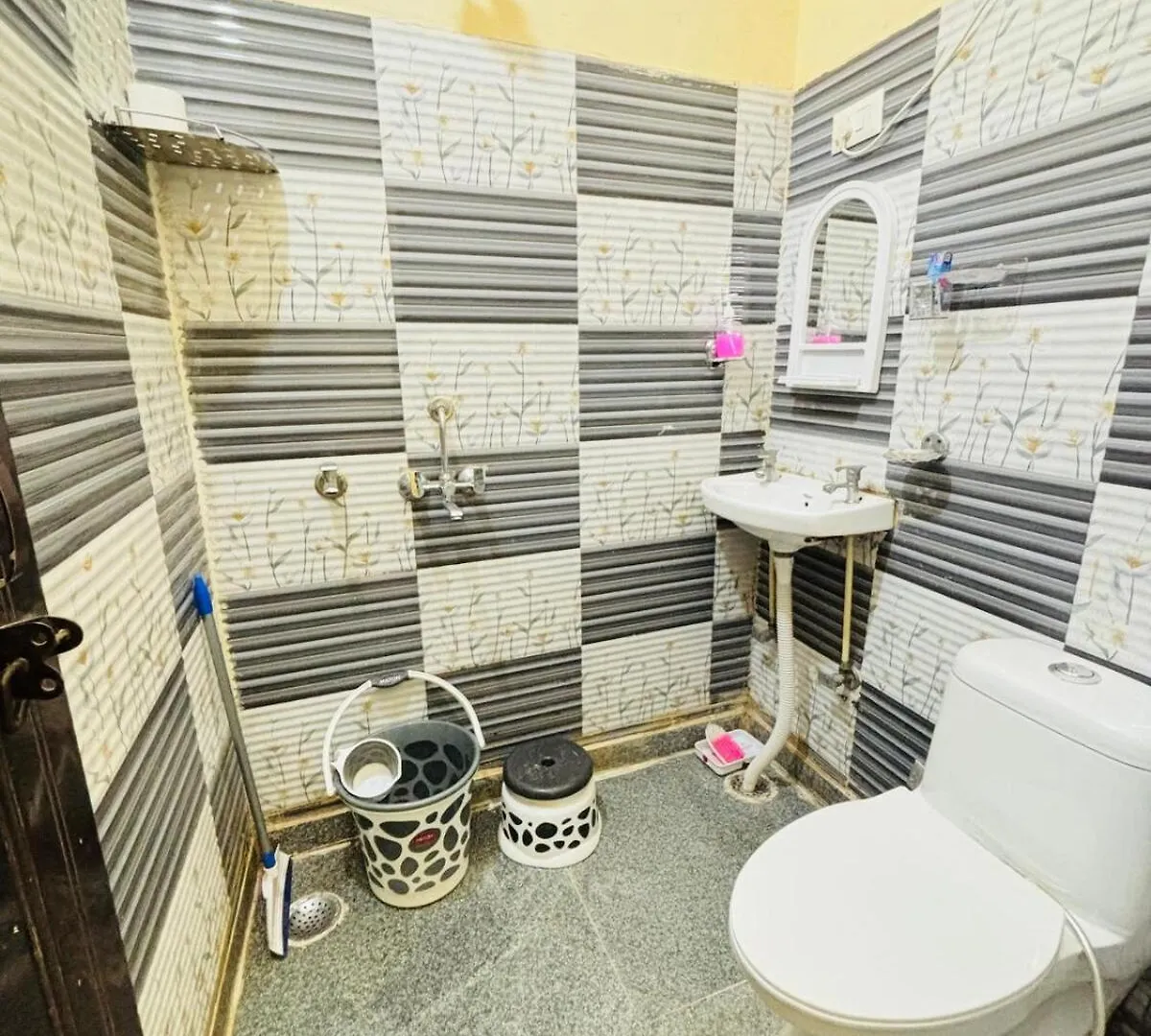 Apartment Funtastic Ac Rooms Near Medicity Gurgaon