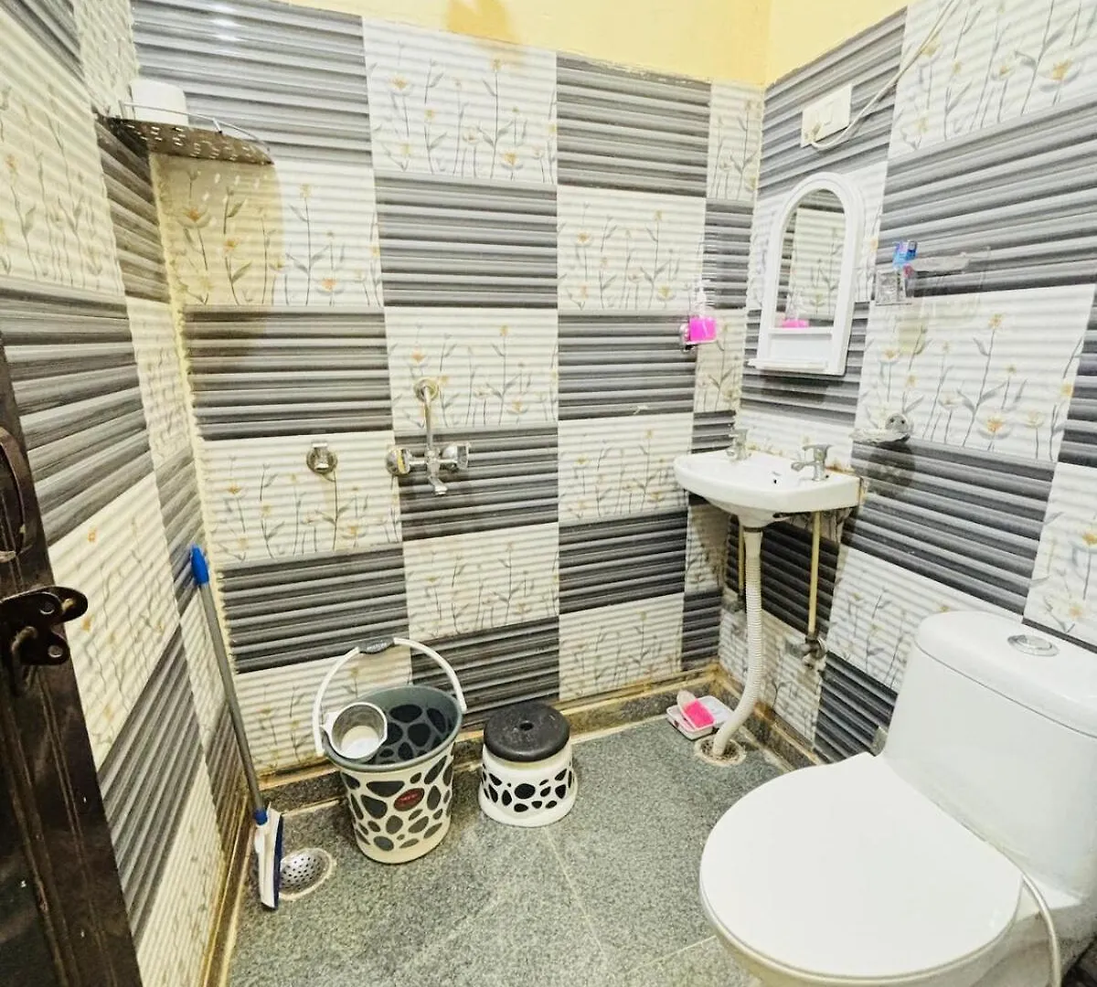 Funtastic Ac Rooms Near Medicity Gurgaon